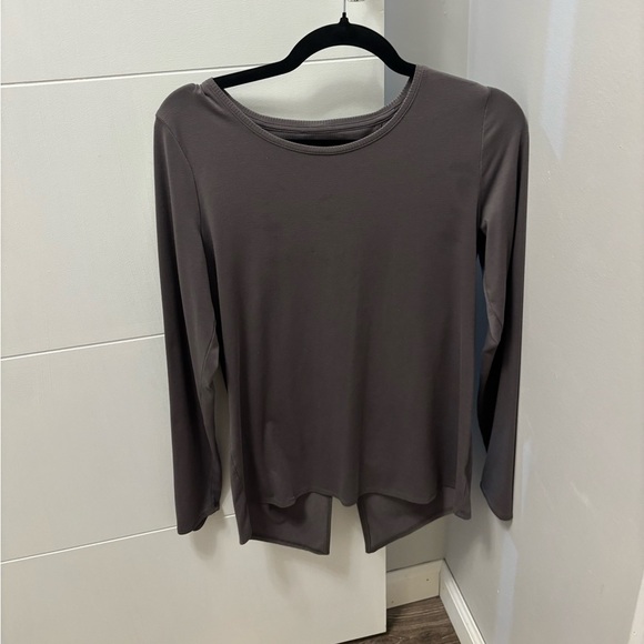 Athleta Split Back Essence Semi Fit Long Sleeve Top Taupe Gray Small - Picture 1 of 3